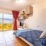 Salamander Vacational With Balcony And Fantastic Views דירה